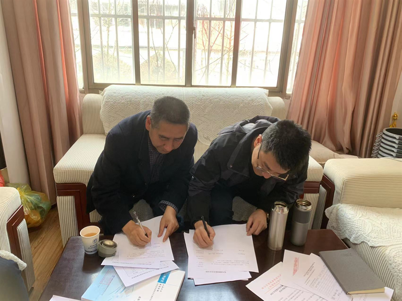 黨組書記與黨組成員、副局長簽訂黨風(fēng)廉政建設(shè)責(zé)任書.bmp
