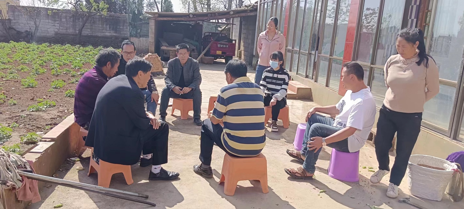 （4）3月22日，葵山鎮(zhèn)綜治辦、司法所到馬灣村委會調(diào)解鄰里糾紛.jpg