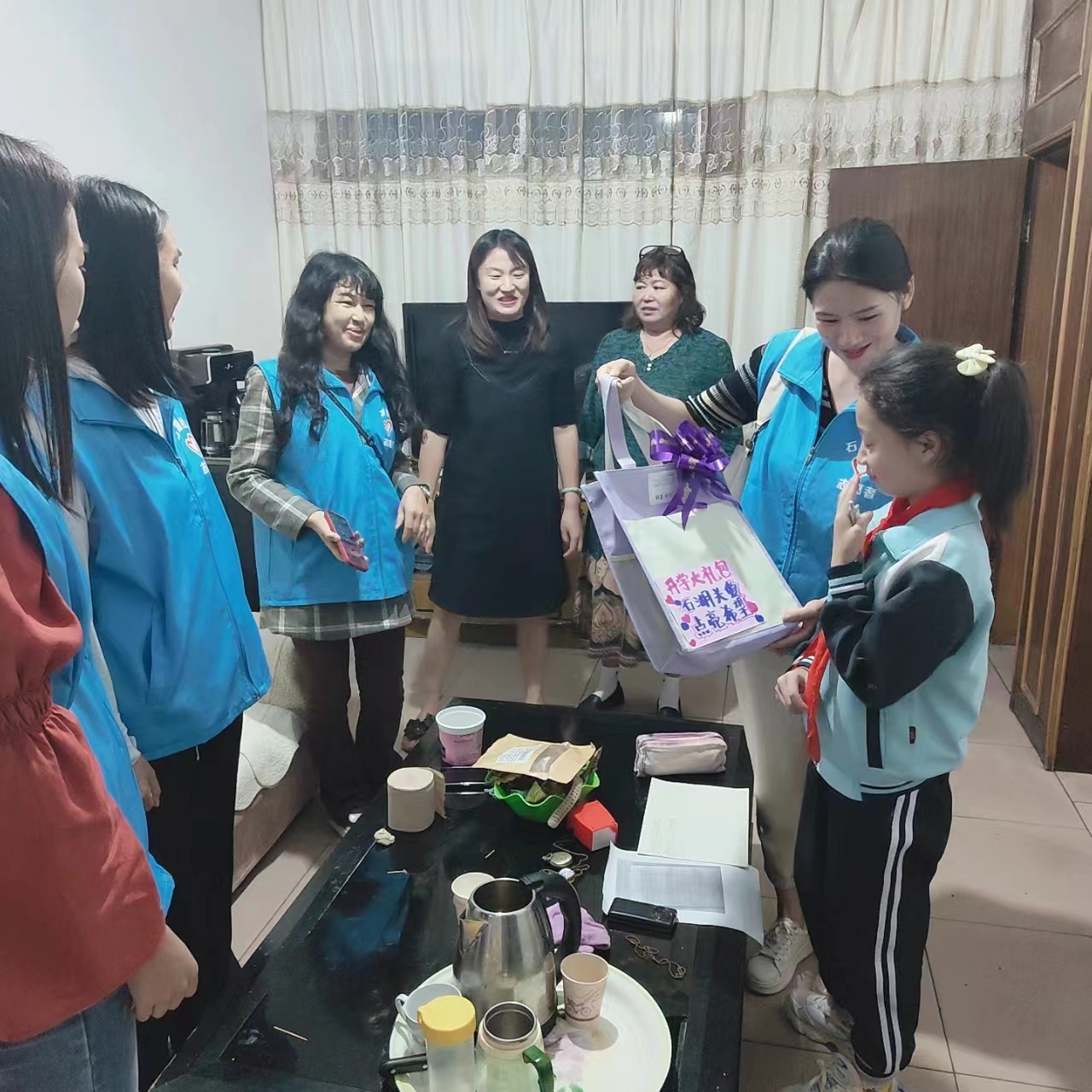 為轄區(qū)留守兒童送去“開學(xué)大禮包”，.jpg